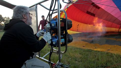 El personal de la empresa infla e globo antes de su salida