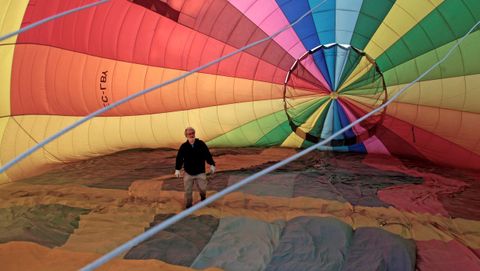 Comprobaciones en el interior del globo previas al inicio del viaje