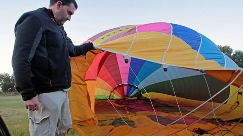 Las envolturas de tela se despliegan para luego rellenarlas de aire caliente