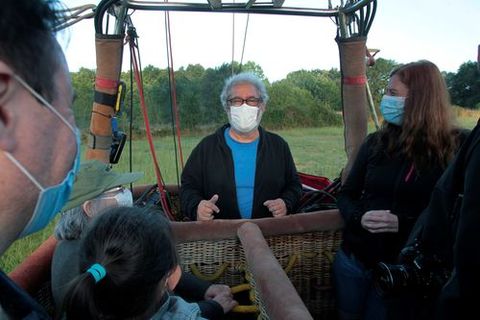 El piloto del globo, Javier Tarno, con algunos de los viajeros