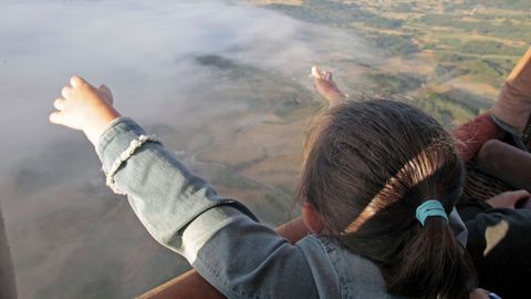 La niebla se disipa a medida que avanza el vuelo