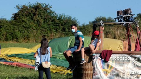 Tras el vuelo, los viajeros aguardan la llegada del coche que los recogerá