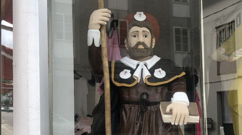 La figura está en el escaparate de la tienda Roldán