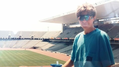 Carlos Calvelo, alcalde de Arteixo, de joven en un viaje a Barcelona