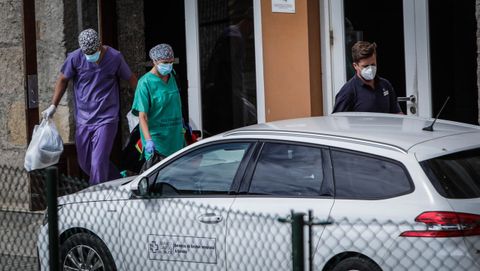 Los sanitarios del Sergas realizaron esta mañana pruebas PCR a los 24 jugadores del equipo madrileño que se encuentran en el interior del hotel coruñés NH Finisterre