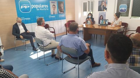 Elena Candia y Katy Varela presidieron la reunión celebrada en la sede del PP
