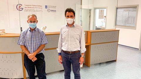 Juan Luis Méndez Rojo, director general del grupo Vinigalicia, junto con el doctor Ángel Carracedo, a la izquierda de la imagen