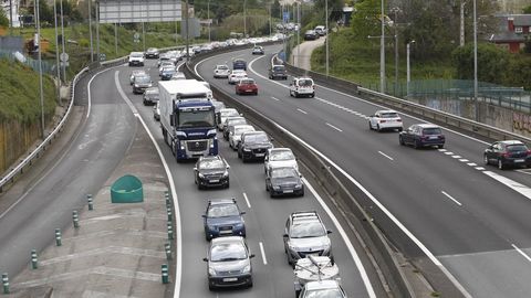 Retenciones en la AP-9 a su paso por Vigo por las obras de Rande en abril del 2018