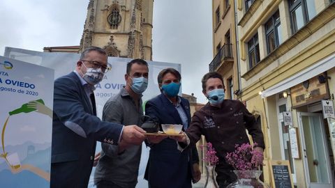 Alfredo García Quintana, David González Codón, José Luis Álvarez Almeida y Rubén Morán durante la presentación de la iniciativa gastronómica Ruta de Tapa Saborea Oviedo en la Terraza de El Llar de la Catedral