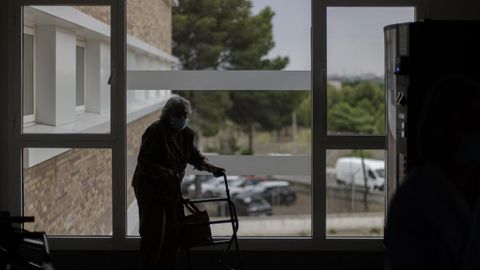 Imagen de una mujer en una residencia de ancianos