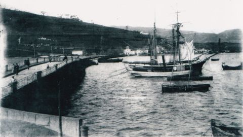 O porto de Viveiro, a primeiros do século XX, cando os barcos chegaban á ponte da Misericordia