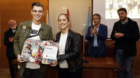 Adrián Ben y la alcaldesa, el pasado octubre, cuando Viveiro homenajeó al atleta
