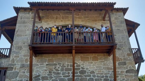 Los participantes en el recorrido durante una visita que realizaron a las instalaciones de la bodega Vía Romana en Chantada