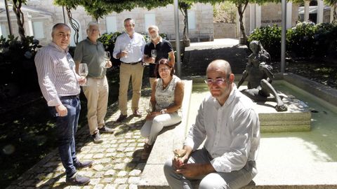El patio del pazo. Este es uno de los lugares en los que más se nota el cambio que ha experimentado la finca, pues era un viejo almacén hormigonado y sin vegetación. En él posan el director de Condes de Albarei, Xavier Zas (sentado delante), la presidenta, Dolores Calvo, el arquitecto César Portela y el enólogo Pepe Hidalgo (en el centro de pie).
