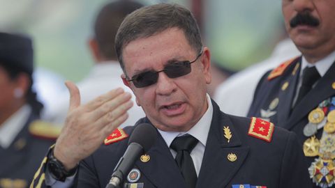 El exministro de Defensa de El Salvador David Munguía Payés fue detenido este jueves por estar implicado en los delitos de agrupaciones ilícitas y actos arbitrarios cometidos durante una tregua entre pandillas que se dio entre el 2012 y el 2014