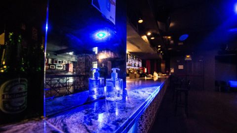 La barra de una pub con gel hidroalcohólico