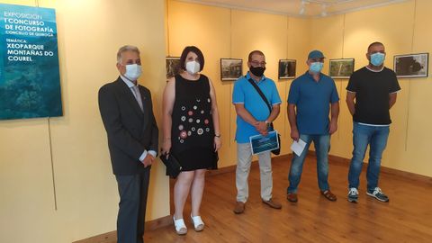 O alcalde de Quiroga, Julio Álvarez, e a concelleira Ana María Nogueira, xunto cos tres galardoados: Alejandro Manteiga (terceiro premio), Álvaro Rodríguez (primeiro) e Lois Prada (segundo)