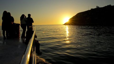 La puesta en Fisterra también puede admirarse desde el mar