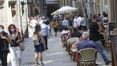 Ambiente en las calles del casco histórico en esta jornada festiva