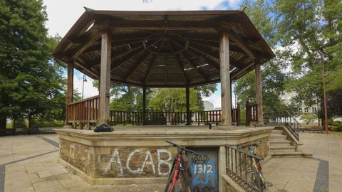 Cúpula del Anllóns. Este lugar llegó a ser uno de los focos principales de botellones en Carballo. En los últimos años se han dejado de realizar, en gran parte debido al auge de la calle de la Estrella, donde se encuentran los pubs