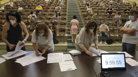 Imagen de la pasada selectividad en Santiago, con las profesoras contando los exámenes para repartirlos por el aula
