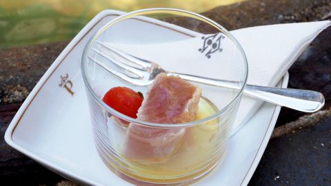Bonito de Burela en escabeche, tapa degustación de campaña Orixe e Destino Galicia, de promoción del bonito y la merluza de Burela. Elaborada en el Hostal dos Reis Católicos de Santiago