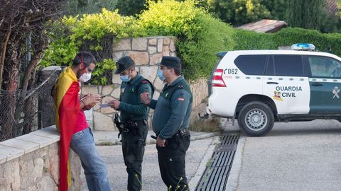 Unos agentes de la Guardia Civil identifican a una persona en las proximidades de la casa del vicepresidente del Gobierno, Pablo Iglesias, en la localidad madrilea de Galapagar  
