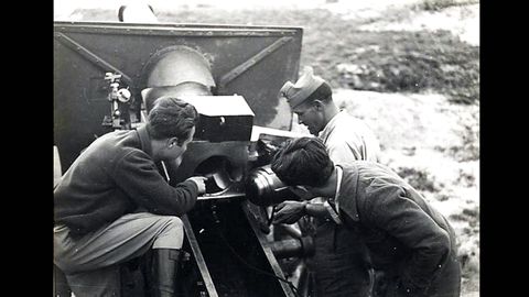 Milicianos inspeccionan un obs de 155 milmetros, que origin la leyenda de La Leona durante la Guerra Civil en Oviedo