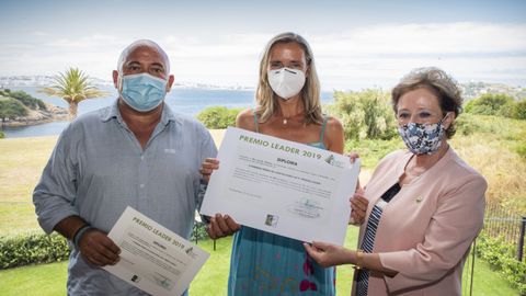 José Antonio Santiso entregando el premio a la emprendedora, Mar Carrillo, junto a la primera teniente de alcalde de Oleiros, María José Varela
