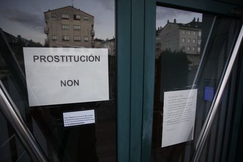 Vecinos de un edificio de Ona de Chave colocaron carteles en contra de los proxenetas y la prostitución