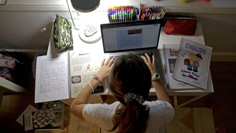 Una niña realiza tareas escolares durante el confinamiento