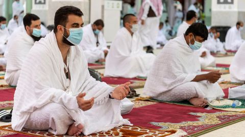Peregrinos musulmanes rezando en la Meca, Arabia Saudí