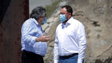 El ministro de Cultura y Deporte, Jos Manuel Rodrguez Uribes (i) conversa con el presidente del Principado, Adrin Barbn durante la visita que los reyes Felipe y Letizia han realizado hoy la exposicin al aire libre  Elogio del Horizonte , en el Cerro de Santa Catalina, en Gijn