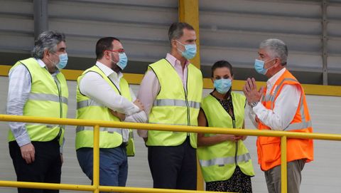 Los reyes, Felipe y Letizia, junto al presidente del Principado, Adrián Barbón (2i) durante su visita al Centro de Tratamiento de Residuos de Cogersa, en Gijón.