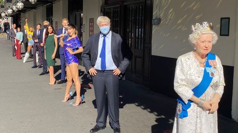 Las figuras de cera del museo Madame Tussaud de Londres marcan la distancia social que deben de mantener los turistas en la fila de entrada
