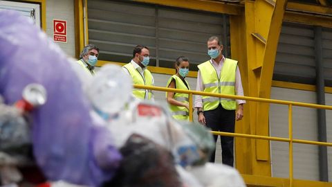 os reyes, Felipe y Letizia, junto al presidente del Principado, Adrián Barbón (2i) durante su visita al Centro de Tratamiento de Residuos de Cogersa, en Gijón