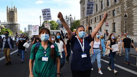 Trabajadores del NHS con máscaras protectoras realizan una marcha de protesta a Downing Street en Londres, Reino Unido