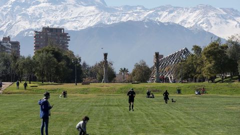 Vecinos de la comuna de Las Condes disfrutan de un día de sol en el parque, una de las 7 comunas de la Región Metropolitana que abandonaron el pasado lunes la cuarentena obligatoria, en Santiago, Chile