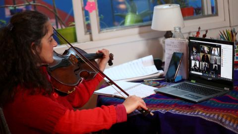 Clarisa Orfila, profesora de viola del programa de orquesta infantil y juvenil de Buenos Aires, enseña a sus alumnos a través de un zoom en su casa, durante la pandemia de coronavirus en Buenos Aires, Argentina