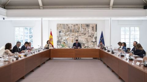 Imagen ofrecida por Moncloa en la que Pedro Sánchez preside el supuesto Comité Técnico para la Desescalada