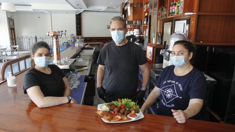 Lila y José Luis (en la foto con Melani Hanim, del grupo familiar) reabrieron el somar el 11 de julio