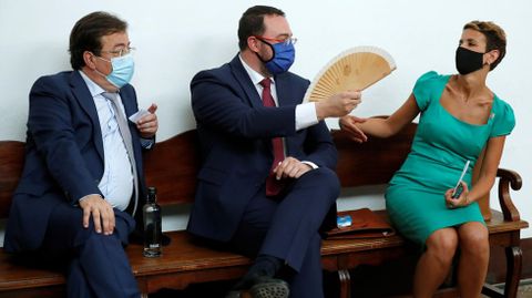 El presidente de la Junta de Extremadura, Guillermo Fernández Vara (i), el presidente del del Principado de Asturias, Adrián Barbón (c), y la presidenta del Gobierno de Navarra, María Victoria Chivite Navascués (i), durante la XXI Conferencia de Presidentes,