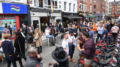 Zona de pubs en Londres a principios del mes de julio