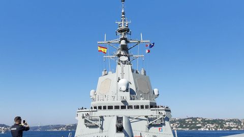 La fragata, a su paso por el Bósforo, el estrecho de Estambul