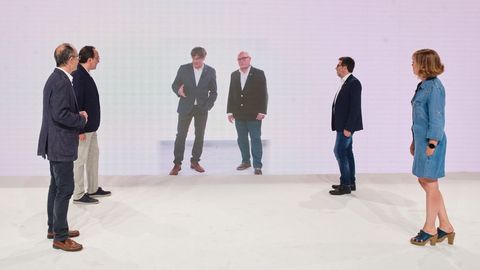 Puigdemont conversa virtualmente con Turull (a la izquierda), Josep Rull , Lluis Puig, Jordi Sanchez y Meritxell Borrás durante el acto inaugural del congreso fundacional de JxCat