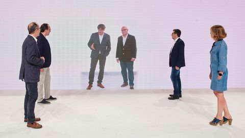 Puigdemont conversa virtualmente con Turull (a la izquierda), Josep Rull , Lluis Puig, Jordi Sanchez  y Meritxell Borrs durante el acto inaugural del congreso fundacional de JxCat