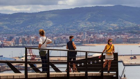 Turistas visitan el castro de Noega, conocido también por castro de la Campa Torres, desde donde se disfrutan las vistas de la ciudad de Gijón