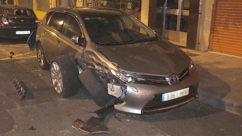 En la imagen se aprecian los restos del siniestro en la calzada y la rueda que perdió tras la colisión