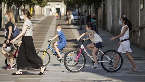 Bicicletas circulando por una zona peatonal en Ourense