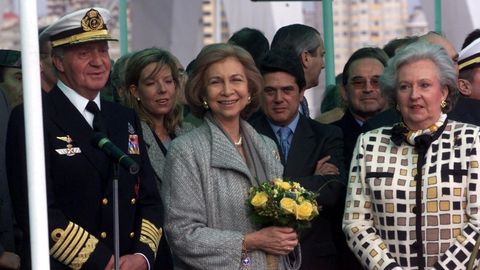 Los reyes y la infanta Pilar en la botadura de la fragata F-102 de la Armada en Ferrol. Febrero del 2002